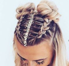 Fabulous Space Bun Hairstyles for Any Season Nye Hairstyles, Festival Hair, Holiday Hairstyles, Glitter Hair, Short Haircut, Black Braids