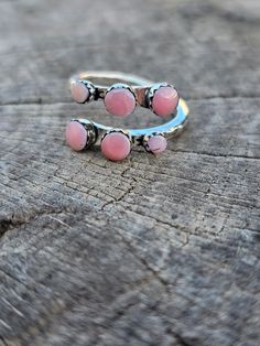 Wrap your finger in the beauty of the ocean with our Six Shell Wrap Around Ring. Made with six stunning pink conch shells, this ring brings the calming and soothing energy of the sea to your everyday look. Perfect for anyone who loves beachy vibes and unique jewelry. Wrap Around Rings, Conch Shell Jewelry, خواتم خطوبة, Wrap Around Ring, Western Rings, Conch Shells, Pink Stone Rings, Beachy Vibes, Kids Earrings