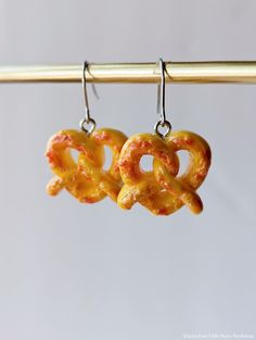 🥨 Mini Pretzel Dangle Drop Earrings / Hypoallergenic Stainless Steel Earring Hook / Includes Gift Bag  / Cute Heart Bread Earrings  🥨  100% Brand New This listing is for ONE pair of Pretzel Earrings. These Cute Pretzel Earrings are great for everyday wear and make great gifts!   📍 Dimensions :  Length 1 1/2 inch(3.8cm) Drop Length 3/4 inch(2cm) Width 7/8 inch (2.3cm)  📍Material : Hypoallergenic Stainless Steel Earring Hooks, Resin Pretzel Charms  🎀Gift Bag Size:  3.5 x 4.5 inch (9 x12 cm) Organdie Bag (random color) ready to give  📍To view all our items, please click here :   https://www.etsy.com/shop/4LittleBearsWorkshop  🚚SHIPPING ：Free shipping orders on over $35 at my shop. These pieces will ship between 1-3 business days and come in a small gift bag (random color) ready to give Bread Earrings, Pretzel Earrings, Heart Bread, Mini Pretzels, Earrings Hypoallergenic, Earring Hook, Small Gift Bags, Cute Heart, Bag Cute