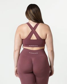 HIGHLIGHTS. Removable cups. Scrunch detailing in the center. Medium to high impact. Moisture-wicking, breathable fabric. V-shaped neckline and crossing back straps. Unbelievably soft texture. Proprietary seamless blend of fine Italian yarn. Alphalete core wordmark knitted in white. Reinforced binding arm and neckline finishing FIT SUGGESTION. This item has a compression fit.. If you are between sizes, we recommend sizing up.. Model is 5’11”/180.3cm, wearing a size L with a 42.5”/108cm bust.. MAT