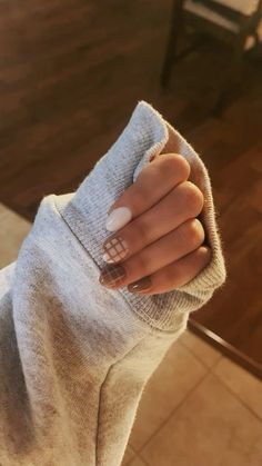 Simple Nails For Thanksgiving, 1 Design Nails, Thanksgiving Nails Design Fall Short, Cute Fall Themed Nails, Easy Nail Ideas Christmas, Nail Organizer Ideas, Easy Nail Designs For Fall, Natural Fall Nails Short, Simple Short Gel Nails Fall