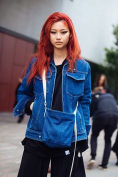 Street Style Street Style Paris Fashion Week, Red Hair Inspiration, Hair Color Blue, Street Style Paris, Street Style Summer, Autumn Street Style