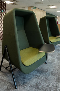 Green Muse booth with black metal frame and desk. Privacy Pods Office, Office Chill Area, Airport Furniture, Seating Booth, Office Seating Area, Library Seating, Open Concept Office, Booth Seat, Wall Bench