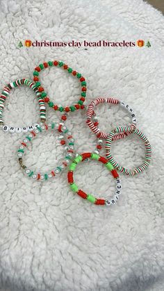 Braclets Ideas Beaded Christmas, Christmas Braslet Ideas, Christmas Braclets Ideas Clay Beads, Aesthetic Fall Bracelet Ideas, What To Do With Clay Beads, Winter Bracelets Clay Beads, Bracelets For Christmas, Clay Bracelet Christmas, Bracelets Name Ideas