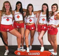 Teen Halloween Costumes, Lifeguard Costume, Halloween Costumes For College, Girl Group Halloween Costumes, Best Group Halloween Costumes, Kostuum Halloween, Cute Group Halloween Costumes, Teen Halloween, Halloween Costumes For Teens Girls