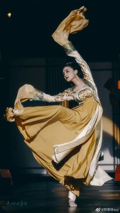 Pose Reference Dance, Watercolor Landscape Paintings, Dynamic Poses, Chinese Clothing, Ancient China, Chinese Traditional, Chinese Culture