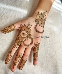 Mehndi design Simple Elegant Mehandi Designs, Unique Mehandi Awesome Front Hand, Elegant Mehendi Designs Palm, Unique Henna Designs Palm, Stylish Mehndi Designs For Front Hand, Modern Henna Designs Palm, Mhendi Design Unique Latest, Simple Mehendi Designs Palms Easy, Elegant Mehendi