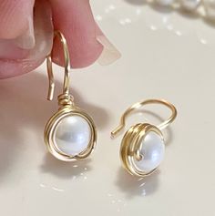 "This beautiful Pearl Dangle Earrings are specially designed to increase your beauty.  They are perfect for wearing them daily and also they will look great on a special occasion.  You can choose the color of the pearl and also the tone of the wire (silver, rose gold or gold)  I T E M D E T A I L S Materials: Gold plated wire, freshwater pearls. Length:  1 Inch Wire tone available: Gold, Silver and Rose Gold. Thank you for visiting my product. You can see more amazing designs in my shop clicking Handmade Stud Earrings, Diy Wire Jewelry Rings, Coin Pearl Earrings, Earrings Pearl Drop, Bijoux Fil Aluminium, Metal Clay Jewelry, Pearl Dangle Earrings, Earrings Wire, Diy Wire Jewelry