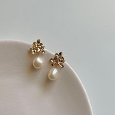 Flower and Pearl Drop Earrings,gold Pearl Earrings,real Freshwater Pearl Earrings,baroque Pearl Earrings,bridesmaid Gift - Etsy Israel Gold Wrap Ring, Bridesmaid Pearl Earrings, Real Pearl Earrings, Pearl Drop Earrings Gold, Gold Pearl Ring, Drop Earrings Gold, Freshwater Pearl Earrings, Baroque Pearl Earrings, Earrings Bridesmaid