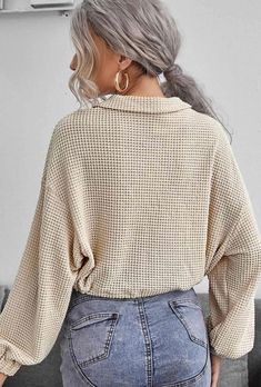 Keep it cute in this waffle knit sweater ! It features a cream material with an elasticated waistband. Pair it with some light colored jeans as shown for a look we're loving! Street Jeans, Oversized Sweater Women, Pull Oversize, Waffle Knit Top, Collar Tshirt, Outfits Winter, Knit Sweatshirt, Collar Top, Cropped Style