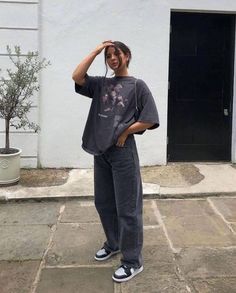 25 Timeless Outfit Ideas to Wear Nike Shoes In 2022 - Hood MWR Oversized Shirt Outfit, Rok Midi, Oversize Tshirt Outfits, Sandal Tali, Oversize Outfit, Outfit Oversize, Skater Girl Outfits, Oversized Outfit