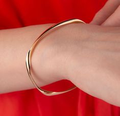 Our bangle bracelets are 14k solid gold and it is available in gold and rose gold. This gold-hinged bracelet will accompany you at any time of the day with its minimalist style. It has a safe clasp. If you consider this unique bracelet as a gift, it will make your loved ones happy on their birthdays, valentine's day, mother's day, anniversaries, or graduations.  The gold bangle bracelet's inner diameter is approx. 53.69 mm. Its inner height is approx. 56.76 mm. ❗The Bracelet Sizing Guide photo s Modern 14k Gold Bangle Bracelets, Minimalist 14k Gold Flexible Bracelet, Minimalist Bangle With Simple Design, Minimalist Simple Bangle Jewelry, Minimalist Rose Gold Bangle With Polished Finish, Modern 14k Gold Bracelets With Shiny Finish, Minimalist Polished Bangle Jewelry, Elegant Simple Bangle Jewelry, Minimalist Flexible Gold Bracelet