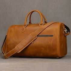 If you’re looking for a travel bag that seamlessly blends classic elegance with versatility, this vintage-style duffel bag is the perfect choice. Crafted from genuine leather, it offers a spacious interior and multiple carrying options—by hand, on your shoulder, or as a crossbody. The secure zipper closure keeps your belongings safe while ensuring easy access. This duffel bag is perfect for any journey. Travel Duffle Bag, Mens Travel, Mens Travel Bag, Travel Duffle, Duffle Bag Travel, Crazy Horse, Modern Man, Classic Elegance, Duffel Bag