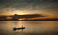 Pescadores no rio Tocantins em Marabá, no sul do Pará. Com a ideia de fotografar pessoas em busca do significado da #felicidade, o fotógrafo Henrique Manreza viajou para o Norte do #Brasil. Foto: Henrique Manreza/28mm. Celestial Bodies