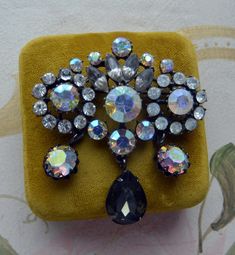 Vintage Jeweled Brooches For Party, Antique Gift, Design Statement, Jewelry Designers, Cute Hats, Stone Design, Art Deco Design, Jewelry Designs, Makers Mark