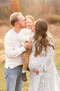 Simple Maternity Shoot Family, Family Of 3 Photoshoot Maternity, Fall Family Photos While Pregnant, Family Maturity Pictures, Maternity With Sibling Photography, Maternity Pics With Family, Maternity Photo Shoot Ideas Outdoor Family