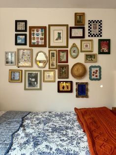 Wall Photo Display Bedroom, Memory Gallery Wall, Gold Picture Frame Wall Bedroom, Thrifted Collage Wall, Framed Pictures On Wall Bedroom, Gallery Wall Bedroom Ideas, Mismatched Photo Frame Wall, Picture Frames On The Wall Aesthetic, Wall Layout For Pictures