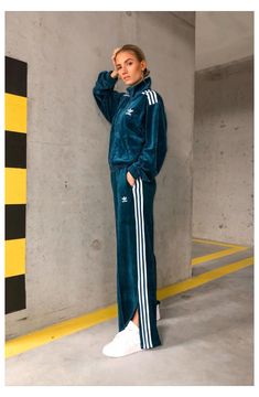 Tracksuit Outfit Adidas, Women Tracksuit Outfit, Tracksuit Outfit Women, Adidas Street Style, Track Suits Women, Looks Adidas, Indian Blouse Designs, Suits Tv Shows, Outfit Adidas