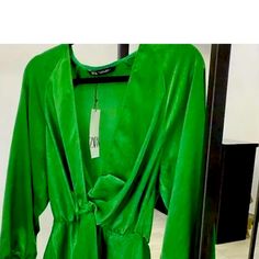 Zara Green Dress Spring Cocktail V-neck Long Sleeve Dress, Chic Green V-neck Long Sleeve Dress, Green V-neck Mini Dress, Green V-neck Dressy Mini Dress, Casual Long Sleeve Midi Dress For Cocktail, Casual Long Sleeve Cocktail Midi Dress, Chic Long Sleeve Dress For Spring Night Out, Chic Long Sleeve Dress For Night Out In Spring, Spring Cocktail Mini Long Sleeve Dress