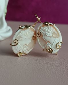 Victorian Style earrings handmade from Gold plated 925 Sterling Silver and Sardonic Shell Cameo (25 mm x 20 mm). Open hooks with a back loop that allows them to be closed. Lenght : 3,5 cm One earring's weight: 3,5 gr * SHIPPING * Your order will be shipped within 1-3 business days from your purchase. You can choose between 2 shipping methods: STANDARD SHIPPING (without tracking) or REGISTERED MAIL (with tracking). Each chapeau atelier jewel is shipped in a gift box. Thank you for your visit. Victorian Style Earrings, Lady Portrait, Cameo Earrings, Style Earrings, Victorian Style, Victorian Fashion, Earrings Handmade, Etsy Earrings, Dangle Drop Earrings