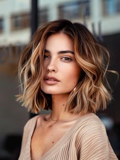 Baliage Short Hair 2024, Autumn Bob Hair Colour, Short Wavy Brown Hair With Highlights, Short Blonde With Lowlights, Bronde Bob Balayage, Short Bob Balayage Brunettes, Short Fall Hair Color, Balayage Bob Brunette, Bob Blonde Highlights