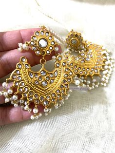 Thappa kundan earrings. Emblished with kundan and pearls.   Gold plated on high quality brass.  Please check shop policy before purchase. Pakistani Jewellery, Indian Jewelry Earrings, Pearl Jewelry Design, Jewellery Indian, Pakistani Jewelry, Kundan Earrings, Bespoke Jewellery, Gold Design, Indian Bride