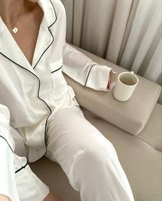 White Silk Pajamas, Cute Pyjama, Pajamas Aesthetic, Pijamas Women, Mode Pop, Estilo Ivy, Drømme Liv, Pyjama Satin, Cute Pjs