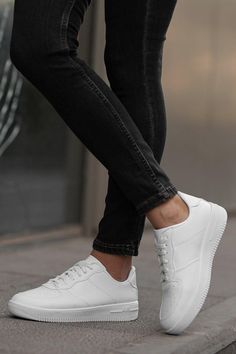 De witte sneaker.. tijdloos en trendy.Is gevoerd met textiel en beschikt over een comfortabele binnenzool. Dankzij zijn eenvoud is deze sneaker gemakkelijk te combineren met verschillende kledingstijlen. Daily Walk, Men's Wear, Cole Haan Zerogrand Oxford, White Sneakers, Wedding Men, Casual Chic, Dress Shoes Men, Oxford Shoes, Dress Shoes