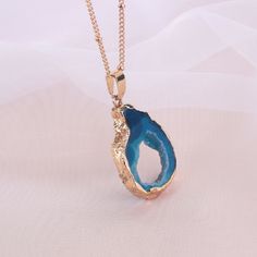 "Feature: Material: druzy Pendant shape: irregular Chain length: 20\" + 2.5\" extended chain Style: boho Packing: Comes with GIFT box packaging There will be some color, size and shape difference between the real items and the pictures because of the pendants is natural. As this item is handmade, please allow for small variations in design. Please contact us at the first time if you have any problems about products. Dedicated to handicraft production, looking for better for you. welcome, my frie Agate Jewelry With Adjustable Chain, Pendant Necklace Gold, Gift Box Packaging, Agate Slice, Bar Pendant, Jasper Beads, Tube Beads, White Beads, Gold Pendant Necklace