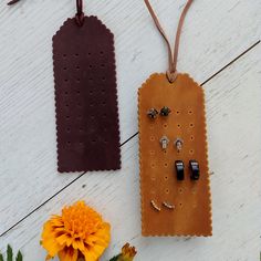 Beautiful leather holder earrings Diy En Cuir, Diy Leather Projects, Leather Earring, Vinyl Tablecloth, Leather Diy Crafts, Earring Holder, Embroidery Jewelry, Leather Projects, Leather Diy