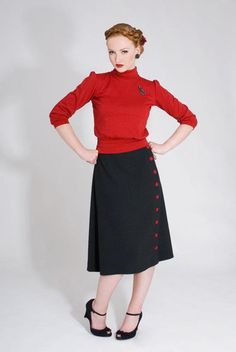 jersey shirt with polo neck-collar and puffed 3/4 sleeves. 1930s Outfit Ideas, 1940s Fashion Women Outfits, 30s Outfits, 1930s Outfits, 40s Mode, 1940s Fashion Women, 1940s Blouse, Red Silk Blouse, Vintage Fashion 1930s