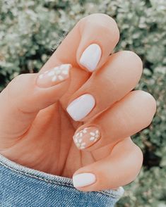 Wedding Nails Simple Short, Simple Nails Flower Design, Simple Flowers Nails, Simple Mani Pedi Ideas, Short Nail Designs Minimal Spring, Simple Gel Nails Short Summer, Nails Professional Work Classy, Flower Nails Acrylic Short, Simple Graduation Nails Short