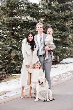 Family Photo Outfits Winter, Christmas Pictures Outfits, Christmas Family Photoshoot, Happy New Year Gift, Christmas Photo Ideas, Fall Family Photo Outfits, Family Christmas Pictures, Christmas Pics, Winter Family