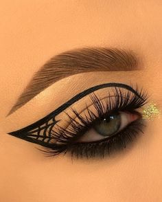 Easy Halloween Make Up Look, October Makeup Looks, Simple Halloween Makeup Looks Easy, Simple Halloween Makeup Looks For Work, Spooky Eye Makeup, Spiderweb Eyeliner, Makeup Ideas Aesthetic, Makeup Aesthetic Ideas, Makeup Bag Aesthetic