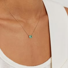 Our emerald necklace from the EDEN Collection, a symbol of the green paradise, a place of never-ending bliss and radiance of positive energy. Framed in 14k recycled solid gold is an emerald created by VEYNOU, in the stylish emerald cut of the same name. Emerald Chain, Memory Ring, Diamond Necklace Simple, Gold City, Synthetic Diamond, The Eden, Classy Jewelry, Emerald Necklace, Mom Jewelry