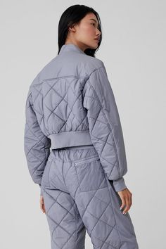 Relaxed, slightly cropped, and so versatile. The ribbed cuffs and hem keeps things cozy, and the luxe quilting, snap collar and zippered pockets make this jacket just about as cool as they come. The lightly filled silhouette is perfect for crisp days, but not so puffy that it overwhelms your outfit. Pro tip: pair with the matching Snowrider top and pants for the perfect lift-to-lodge look. Lodge Look, Camping Vacation, Gotta Work, Yoga Jacket, Pro Tip, Fitness Inspiration Body, Woman Back, Workout Sets, Athleisure Wear