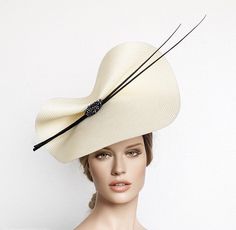 Elegant White - Ivory and black Kentucky derby hat for woman. This cream fascinate hat is embellished with two quills and a beautiful beaded aplique. It is a perfect hat for weddings, Royal Ascot horse races, cocktails, derby... It is mounted on a headband. If you want, you can choose the side of the head were you like to wear the fascinator, just convo me. Any color of the fascinator can be changed to order. ** PROCESSING TIME: 5 -7 business days. ** DELIVERY TIME (DHL EXPRESS WITH TRACKING NUM Fascinator Hats Outfit, Ascot Horse Racing, Race Day Hats, Fascinator Hats Wedding, White Fascinator, Kentucky Derby Fascinator, Horse Races, Royal Ascot Hats, Pink Fascinator