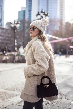 Monki Teddy Coat, Prada Velvet Bag, Chunky Knit Beanie, Outfit, www.livia-auer.com Livia Auer, Winter Outfits Casual Comfy, Beanie Outfit, Winter Ootd, Outfits 70s, Casual Shoes Outfit, Winter Attire, Cozy Coats, Casual School Outfits