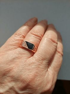 Aquí hay una estética anillo de cobre de circón elaborado en plata y oro colores. Un elemento imprescindible en su colección de anillos, estos elegantes anillos para hombre son perfectos para su uso diario, por lo que son duraderos y están a la moda al mismo tiempo. Con materiales de calidad, y estos anillos son cómodos de usar y fáciles de mantener. Género: hombres Estilo: Casual / Streetwear Material: cobre  Material: Allo Anniversary Jewelry With Diamond Accents In Stainless Steel, Classic Rose Gold Stainless Steel Jewelry, Rose Gold Jewelry With Polished Finish For Promise, Classic Metal Promise Ring, Rose Gold Stainless Steel Promise Jewelry, Rose Gold Stainless Steel Tarnish Resistant Rings, Tarnish Resistant Rose Gold Cubic Zirconia Ring, Rose Gold Stainless Steel Jewelry For Anniversary, Elegant Stainless Steel Diamond Promise Ring