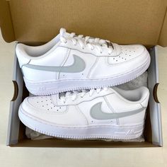 * HOLIDAY DEADLINE IS CLOSED, WHEN YOU ORDER NOW ITEMS WILL NOT ARRIVE IN TIME FOR CHRISTMAS! authentic white Nike Air Force 1 hand painted custom sneakers light grey swooshes insides and outsides sneakers The sneakers are protected against water/rain. You can clean the painted parts by hand with water only Do NOT wash the sneakers in the washing machine All sneakers are made on order, please allow 2 weeks processing time for your item to be shipped The Netherlands shipping : 2 work days Europe Nike Air Force Grey, Παπούτσια Nike Free, Black Air Force 1, White Nike Air Force 1, Custom Sneakers Nike, White Nike Air Force, Custom Nike Air Force, Custom Nike Air, Nike Air Force 1 Custom