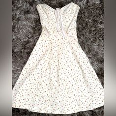 Betsey Johnson Vintage White Cotton Stretch Dress With Mini Roses. Size Woman’s Small. There Is A Faint Stain Below Where It Ties As Seen In The Picture. You Can Tie The String In The Front Of The Dress Into A And Wear It As A Strapless Or Tie The String Around Your Neck. Super Adorable Piece From The Early 2000’s Dress Woman, Betsey Johnson Dresses, Mini Roses, Rose Dress, Stretch Dress, Betsey Johnson, White Vintage, White Cotton, Pink White