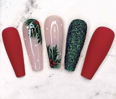 Christmas Acrilycs Nails, Misltoe Christmas Nails, Christmas Nails Wreath, Pointsetta Nail Design, Holly Nails Christmas, Classy Christmas Nail Designs, Holly Christmas Nails, Christmas Wreath Nails, Red And Black Christmas Nails