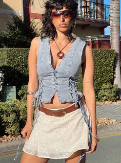 Stavia vest top denim Denim Vest Top Outfit, Denim Top Outfit Ideas, Jean Vest Outfits Summer, Denim Vest Outfits For Women, Denim Vest Outfit Aesthetic, Jean Vest Outfit, Denim Vest Outfits, Denim Top Outfit, Jean Vest Outfits