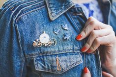 Jean Jacket Diy, Disney Universal Studios, Jean Jacket Patches, Disneyland Pins, Disney Lifestyle, Disney Themed Outfits, Bohemian Jackets, Disney Jacket, Jardin Des Tuileries