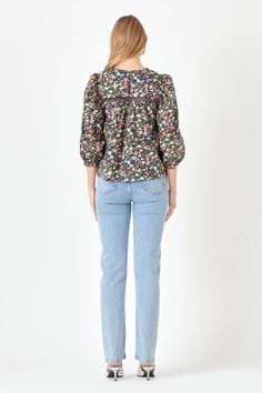 Haga una declaración de moda elegante con este top con detalle de pinzas y estampado floral. Presenta un elegante estampado floral, escote redondo, detalles de pinzas y mangas largas abullonadas. Con su combinación única de elementos de diseño podrás lucir elegante y cómodo. Asegúrate de agregar este top a tu guardarropa para lograr un estilo elegante y sin esfuerzo. Palabras clave: Estampado floral Escote redondo Detalle de pliegues Mangas largas abullonadas Estilo elegante.





 Estampado floral

 Escote redondo

 Pintuck detallado

 Mangas largas abullonadas

 Puños de las mangas

 Ojo de cerradura trasero

 Ribete en el canesú delantero

 Forrado

 Lavado de manos en frio

 No usa blanqueador

 No secar en secadora

 Plancha LowShell: 100% Algodón

 Forro: 35% Algodón 65% PoliésterExc Effortless Chic Style, Round Top Collection, Knitwear Trends, Knit Loungewear, Strapless Bodycon Dress, Tweed Dress, Leather Dresses, Geek Chic, Long Puff Sleeves