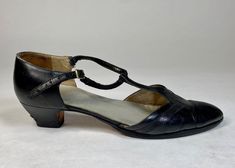 Vintage 1970's-does-1930's style retro classic FERRAGAMO t-strap shoes heels 8N Strap Shoes Heels, 1930's Style, T Strap Shoes, Into Fashion, 1930s Fashion, Antique Clothing, Strap Shoes, The Gold, T Strap