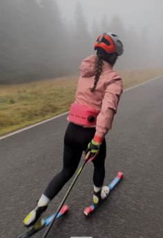 Roller Skiing, Skier Girl, Roller Skis, Spot Foto, Skiing Aesthetic, Xc Ski, Sport Aesthetic, Nordic Skiing, Sports Aesthetic