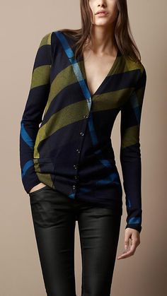 Burberry Street Style, Burberry 2023, Dark Pattern, Looks Style, Tartan Plaid, Mode Style, Moda Casual, Cardigans For Women