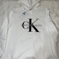 Calvin Klein White Fleece Hoodie With Black And Gray Logo. Nwt Calvin Klein Hoodie, White Crewneck Sweatshirt, Calvin Klien, Clavin Klein, Brown Sweatshirt, White Fleece, Calvin Klein White, Striped Long Sleeve Shirt, Calvin Klein Men