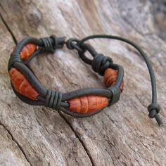 Leather Beaded Jewelry, Leather And Beads, Coconut Jewelry, Diy Leather Working, Leather Cord Jewelry, Paracord Bracelet Patterns, Leather Beads, Wood Jewelery, Braided Bracelet Diy